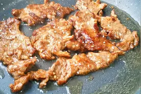 今天才发现，牛肉嫩如豆腐这么简单，一根擀面杖就搞定，外焦里嫩