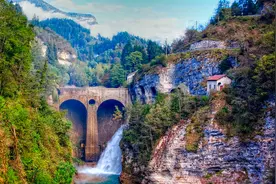 我微笑。在任何我难过或者快乐的时候，我只剩下微笑。视频封面