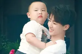 王俊凯真的好喜欢胖嘟嘟的小孩子！小凯以后铁定是个女儿奴，酸了视频封面