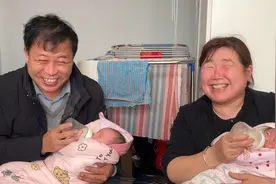 小敏生双胞胎婆婆伺候坐月子，俩娃第一次在家洗澡，大闺女太喜人视频封面