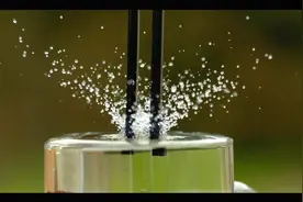 小时候错过的实验-振动音叉在水中现象 1600fps音叉  声音的传播视频封面