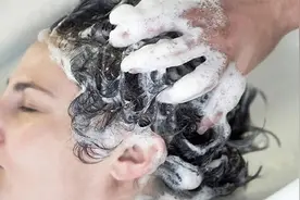 白头发越长越多不用染，啤酒加厨房一宝洗头，白发慢慢变黑，试试视频封面