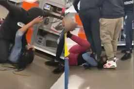 双脚站头上使劲踩！美国两女子因抢购PS5游戏机上演“全武行”视频封面