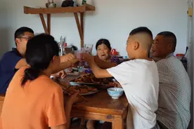 烈日炎炎，喝上一杯冰镇葡萄饮，满满的夏天味视频封面
