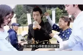 《陈情令》又爆大瓜，制作人现场diss王一博，不换角的原因很无奈视频封面