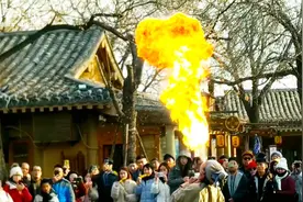 实拍开封清明上河园气功喷火，为了表演，师傅每年要喝下千斤煤油