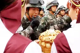 中国空军8架直升机降落俄机场，当地民众热情接待，直-10成了主角视频封面