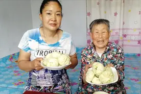 76岁农村老太太幸福么？儿媳妇和大孙子给包大包子，吃的太香了视频封面