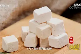 茯苓和芡实都以补益为主，搭配赤小豆可以解决中焦堵塞的问题