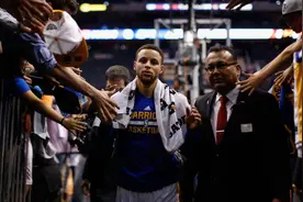 回顾2018年总决赛，库里场均命中5.5个三分，为何FMVP给了杜兰特视频封面