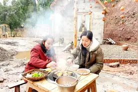 四川女子居住山里，自给自足，天寒了，二人二狗围炉烤肉吃视频封面