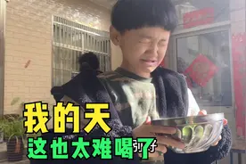 姐姐阳后嗓子疼了三天，弟弟用野菊花给姐姐泡茶，自己尝下差点吐