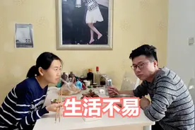 夫妻二人一人一碗煮糟的面条，聊着生活的琐碎，这就是平淡的生活视频封面