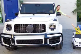 外国小男孩获得一辆新的小跑车，他竟然和妈妈的大跑车一起比赛~视频封面
