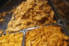 菜市场的炸鸡摊,15元一斤,买一斤送半斤,小伙一天卖200斤鸡叉骨