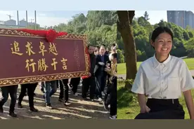 湖南女生被清华飞行员班录取，送母校300斤牌匾，当场再获8万奖金视频封面