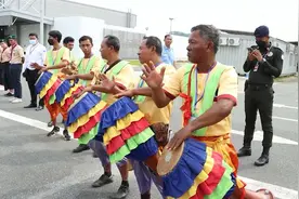 首趟复飞航班落地！柬埔寨高官亲自迎接中国旅客视频封面