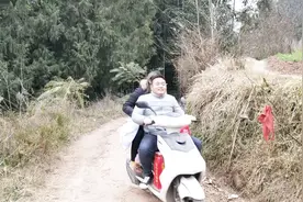 女婿骑着摩托车带着老婆去给丈母娘拜年，路虽难走但人很开心视频封面