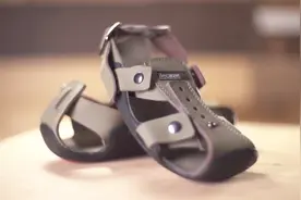 国外推出会长大的鞋子，一双穿五年，专为贫困儿童打造视频封面