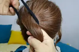 扎一款自然又随意的丸子头发型，凌乱又优雅，盘发简单又随意