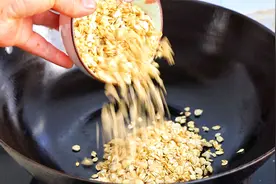 1碗燕麦片倒入滚烫的锅中，瞬间变美食，头一次见这种做法，真香视频封面