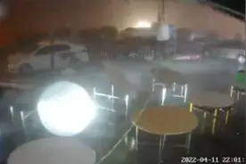 四川安岳13级狂风暴雨掀翻钢棚，致20人受伤16人已出院视频封面