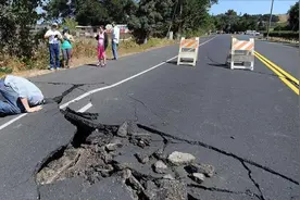 美国内危机四伏，特朗普又突接“噩耗”，加州或将出现8级大地震视频封面
