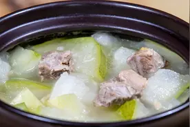 用砂锅煲出的冬瓜排骨汤，加瑶柱汤汁更鲜甜香润，家常做法很简单