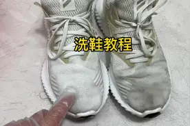 阿迪达斯网面跑步鞋怎么洗，洗衣店教你方法，鞋子洗完跟新的一样