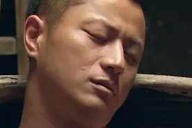 士兵带病受罚晕倒，班长将其背会，班长很累吧视频封面