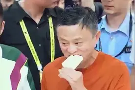 大佬们太接地气，马云街边吃冰棒，潘石屹地上捡起毛豆就开吃！视频封面