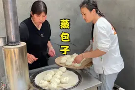菜园的韭菜能吃了，媳妇割一大筐回家包包子，皮薄馅多超好吃视频封面
