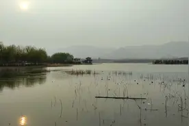 一路骑行由石家庄龙泉湖湿地公园西区来到了中区，湖光山色春光美视频封面