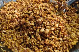 自制花生碎辣椒酱，拌饭夹馒头，香辣过瘾，好吃到给肉都不换视频封面