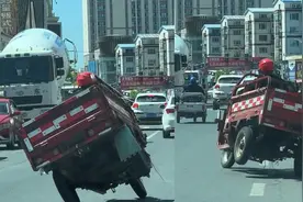 男子骑三轮车在车流中“秀车技”，后车：全程躲着他，生怕撞着视频封面