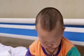妈妈生病住院,宝宝穿着尿不湿陪床 全程不哭不闹暖心细节令人动容视频封面