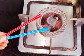 燃气灶打着火一松手就灭，故障很简单，用一根圆珠笔就能轻松修好视频封面