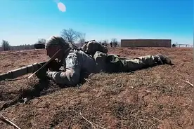 俄军侦察兵越障训练现场曝光，靠一根铁棍就能“飞”上高楼视频封面
