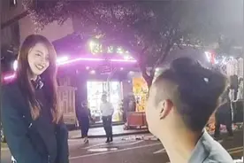 地摊小伙高情商撩妹，撩人的情话脱口而出！把小姐姐的心都勾走了视频封面
