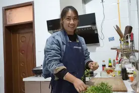 妯娌俩做酸汤水饺，想起自家酿的柿子醋，倒一点尝尝味道怎么样视频封面