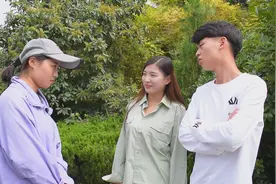 弟弟陪姐姐逛公园，女友误会上去就是一巴掌，全程爆笑视频封面