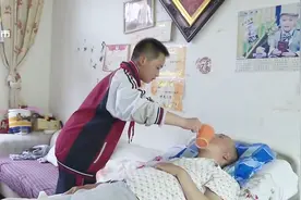 家中“顶梁柱”倒塌，11岁少年扛起生活重担，照顾瘫痪父亲视频封面