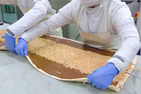 零食店里的火爆小吃：花生糖果面包！卷着做出来好好玩！看饿了视频封面