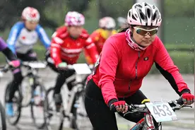 河南：穿越满山花海，美女车手众多，2000赛手洛宁争抢冠军