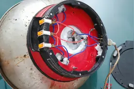 几百块买的电炒锅不通电，扔了怪可惜的，拆开一看，故障这么简单