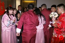 伴娘堵门要红包，伴郎要抱走伴娘，另一个伴郎：我能抱三个视频封面