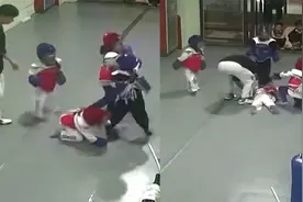 萌娃跆拳道1打3完胜，沉着应战毫无畏惧，宝爸：以前他也是挨打的视频封面