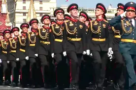 俄罗斯红场举行大阅兵，大家来感受下俄式正步到底有多震撼？视频封面