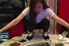 张靓颖蹲在火锅桌上唱歌，还发微博炫耀，是情商低还是没素质？视频封面