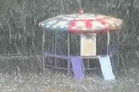 北京昌平区午后突降冰雹：雹体大如鹌鹑蛋，地面瞬间变白视频封面